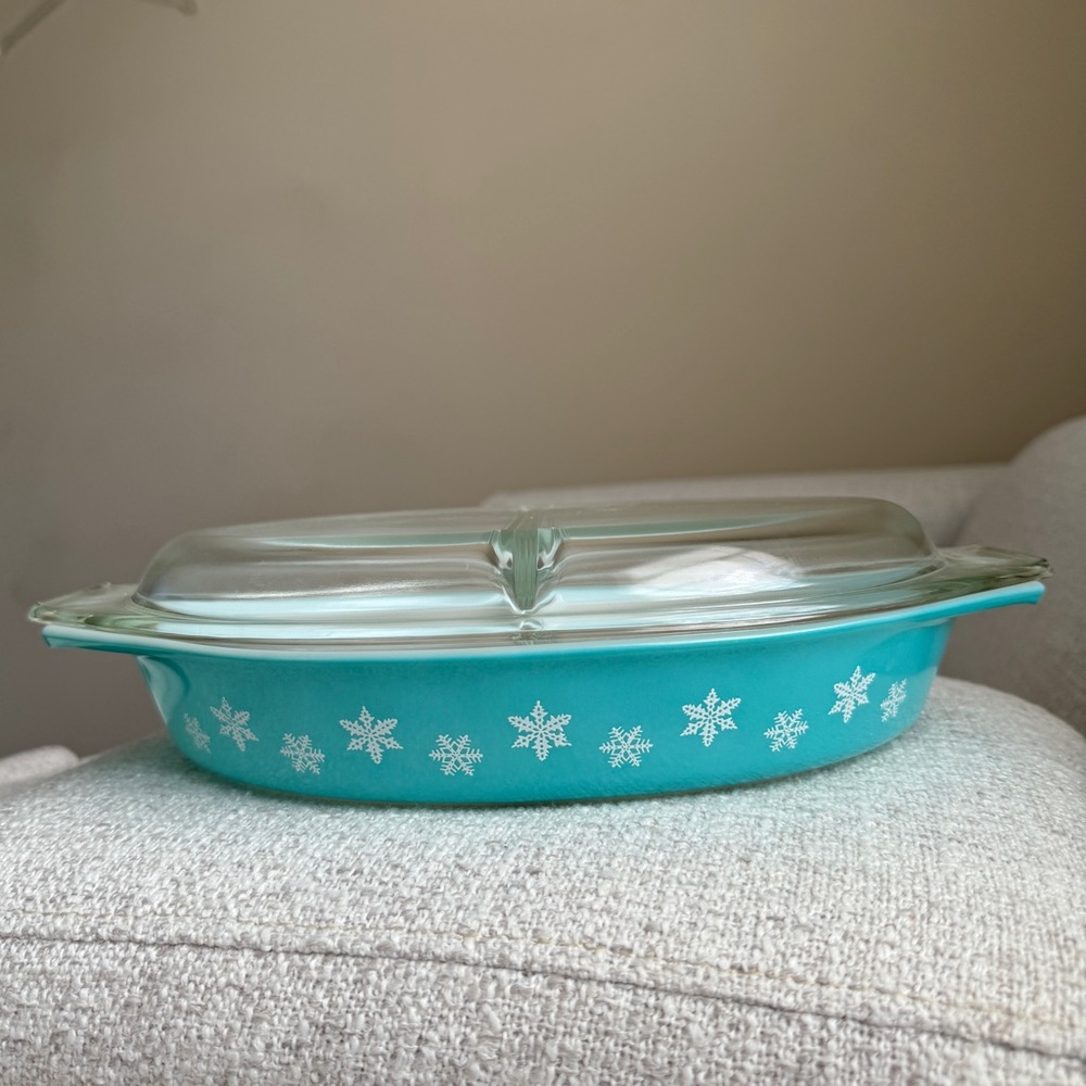 Pyrex Turquoise Divided Baking Dish White Snowflakes Glass Lid Vintage